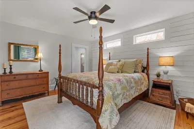 Slice of Southern Heaven! Charming 3-bedroom 2.5 bath Cottage - Downtown SoPines Hotels near Creation Museum