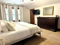 Walk Downtown, Charming 3 Br -2 King Beds, Porch, Fire Pit, Theatre, Fenced Yard