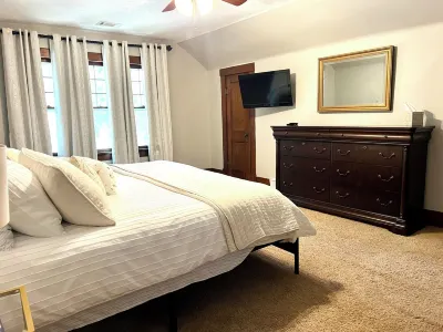 Charming 3-bedroom home, walk to downtown, hospital, Porch, Fire Pit, & Theatre Hotels near Flying J Travel Center