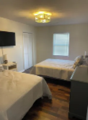 Charming 2-bedroom cottage near downtown Surfside Beach. Quick walk to the beach