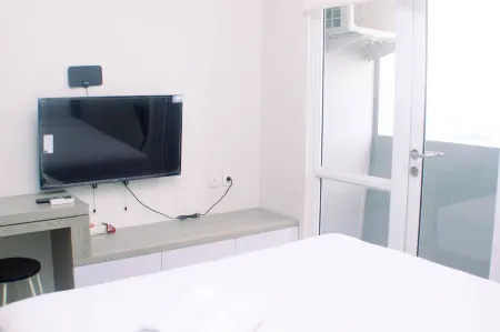 Homey and Minimalist Studio at Vasanta Innopark Apartment Отели рядом с достопримечательностью «Bonecom Tricom Mm2100»