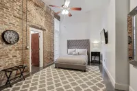 Historic Condo with Modern Vibes with Pool and Parking Hotels in 