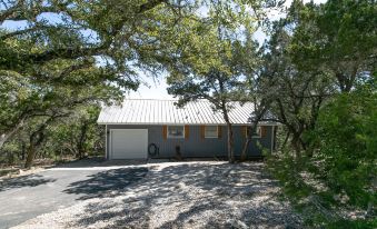 Texas Charm Cottage - 1 Block from the Lake & Hill Country Views