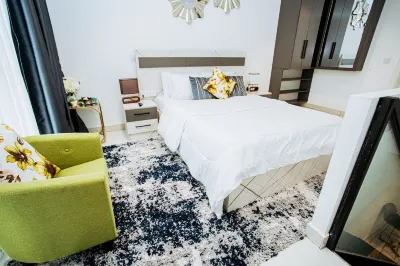 The Lennox 802 One Bed Duplex Hotels in North Ridge