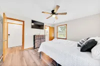 Spacious 4-bedroom house in charming Hanahan with AC, WiFi