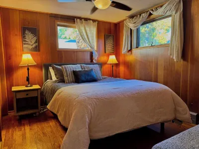 Sunset Ridge, Near Downtown, Hot tub, Outdoor Living, all with Panoramic View,