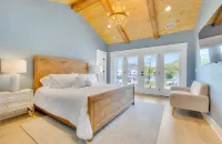Luxurious Lakefront Home- Marina, Boats, and Kayaks!
