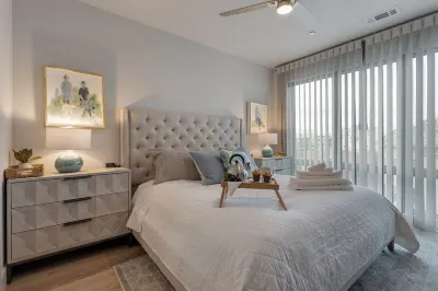 Chic Midtown Penthouse Escape - Pool, Gym, Patio with City Views