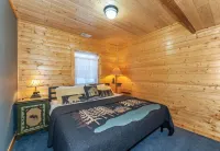 Charming 3-bedroom cabin with WiFi, AC in lovely Eagle River sleeps 8 people.
