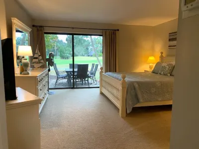 Beautiful Palmetto Dunes 3 BR Villa, Overlooks Golf Course  and Walk To Beach Hotel a 