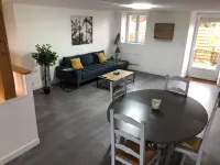 Ancien Corps de Ferme au Milieu des Tournesols