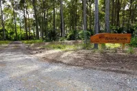 Beachgum: a cozy cabin on a wooded acre of beachfront with its own tennis court. Hotel a Lilli Pilli