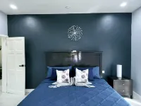 Spacious, modern 2-bedroom apartment, Westend Negril with AC, WiFi, W/Heater