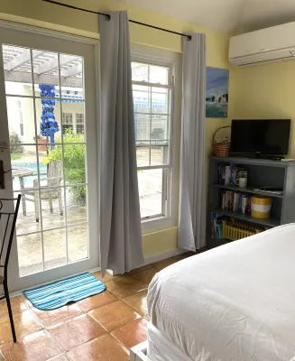 Pool House Studio In A Garden Setting + EV chargers Các khách sạn gần John Smith's Bay Beach