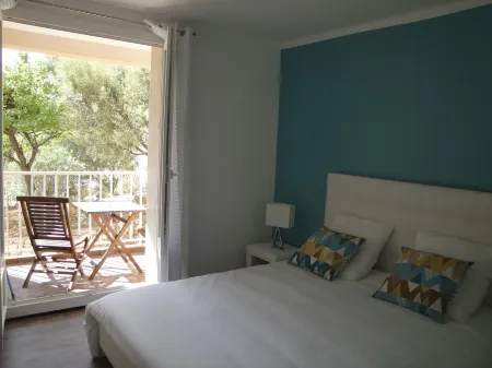 Apartment in the center of Cassis with parking, 2 bedrooms, air conditioning, wifi Отели в г. Кассис