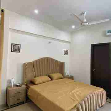 Spacious 3-Bedroom Apartment with Lounge, Kitchen, Free Wi-Fi, Parking & More! Rooms