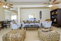 Blue Bay Cove - Beach Side Apartment