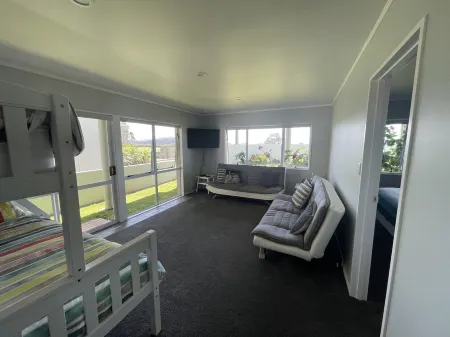 Whitianga Beachfront Отели рядом с достопримечательностью «Sovereign Pier on the Waterways»