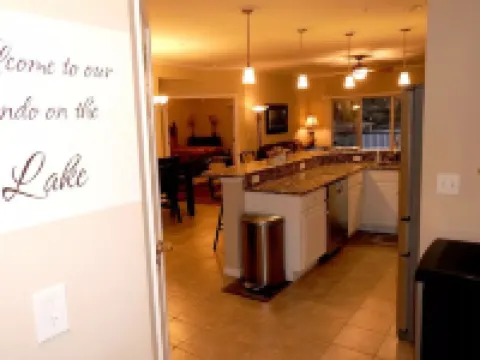 Welcome to our condo on the Lake! 拉塞爾酒店