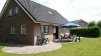 Detached vacation home with enclosed garden close to the Wadden coast Hôtels à : 