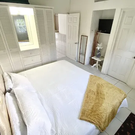 Cozy condo - stone throw away from the beach !