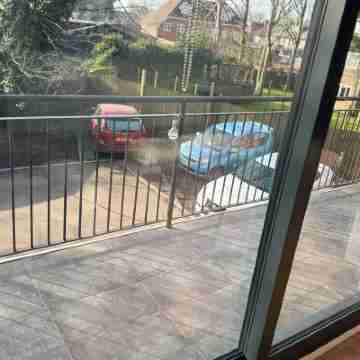 3 Bedroom Flat, Balconies, 2 Bathrooms, Living area & Free Parking near Heathrow Others