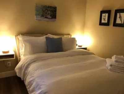 Trails End Retreat Hotels near Sandcut Beach