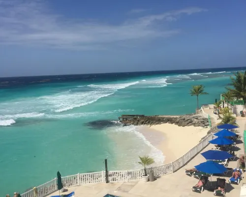 Beachfront Apartment in St. Lawrence Gap - Close To Your Every Need 도버 호텔