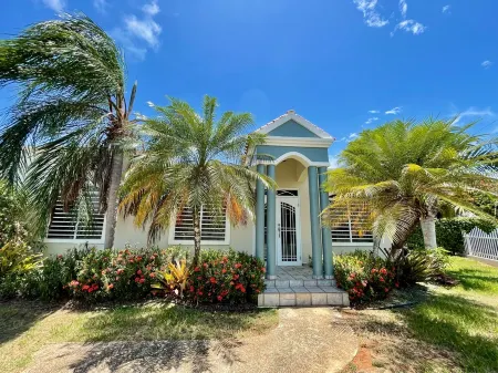 Elegant Home with Pool and within 10 mins to beach, Airport, and Dining