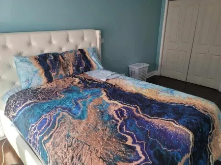 Spacious 3-bedroom, 2-bath condo, free parking/Oak Park Отели рядом с достопримечательностью «Frank Lloyd Wright Home and Studio»