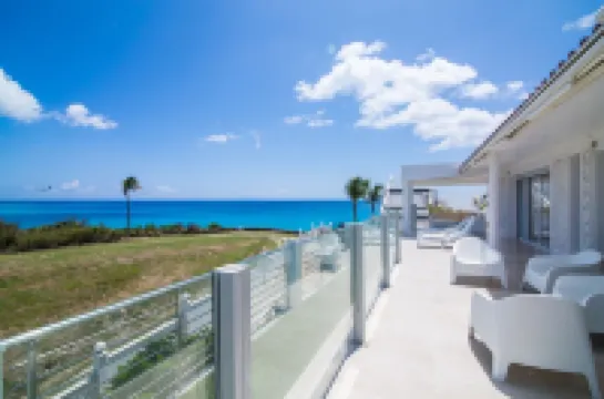 Stunning Penthouse on Mullet Bay beach