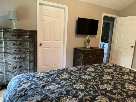 Cabin on topof the mountain great views hot tub game room and more!