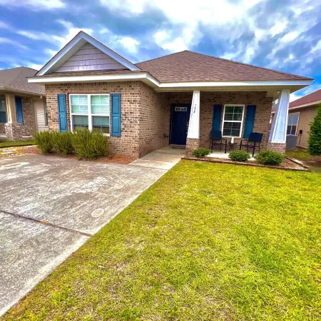 Coastal Getaway near Pensacola beach, Downtown & NAS + walk to bayou & marinas
