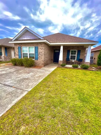 Coastal Getaway near Pensacola beach, Downtown & NAS + walk to bayou & marinas