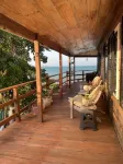 OCEANFRONT ECO-CHIC HOME WITH INFINITY POOL, DOCK, AIR CONDITIONER & TV