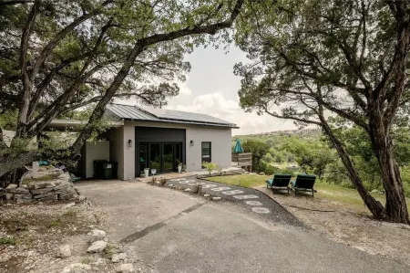 Secluded Lake Travis Retreat on Serene Cove with Pool! Отели в г. Гудзон Бенд