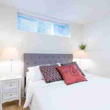 Modern Guest Suite in Kitsilano Rooms