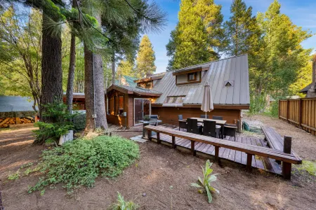 Luxurious Hot Tub and Scenic Forest Views - Inviting Tahoe Retreat Отели в г. Tahoma