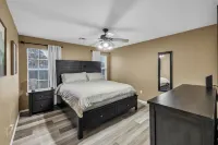 Charming 3-bedroom house w/KING Bed in Prime Location of Owasso w/WiFi