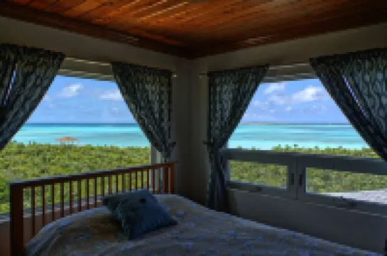 Secluded & Quiet Beachfront Home w/ Beautiful View on Lochabar Bay. Family fun! โรงแรมใน