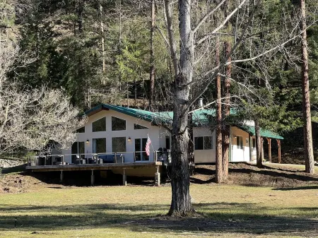 Peaceful & Beautiful Vacation Home- steps away from the river!