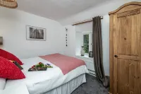 Hawddamor cottage with wood burner & Hot tub