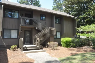 Perfect for families!  Pool and year round lake views. Pinehurst Golf Course 주변 호텔