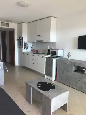 T2 in new residence, fully equipped + air conditioning/wifi and parking โรงแรมใน