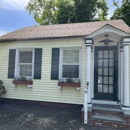 Historic Whitneyville Cottage Отели в г. Хамден