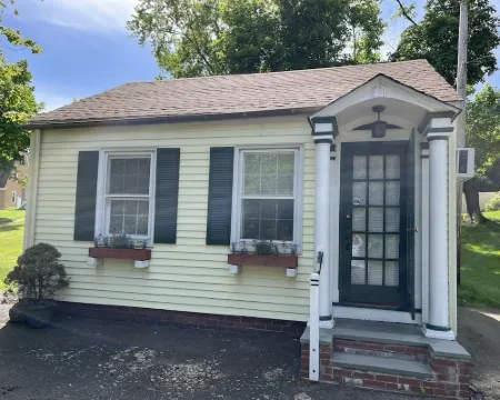 Historic Whitneyville Cottage Hotels in Hamden