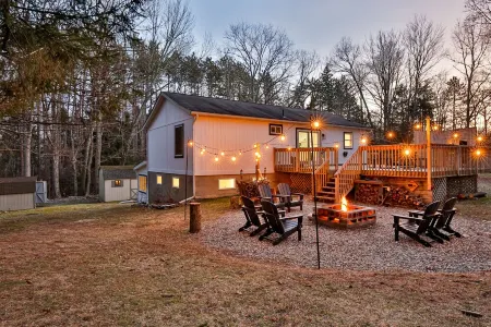 Newly Renovated getaway, w/firepit, close to Skiing, Hiking, Golfing