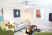 Sweet Peach Bungalow 2BR + laundry. One mile from I-75 yet quiet. Newly updated.