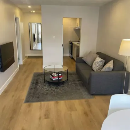 Newly Renovated 2 Bedroom Apartment on the Lakeshore in Port Credit. Отели рядом с достопримечательностью «Шеридан»