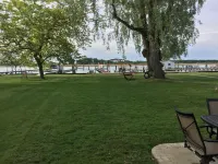 Family Fun, amazing sandy waterfront, boating, fishing and hunting Hotel a Clay Township